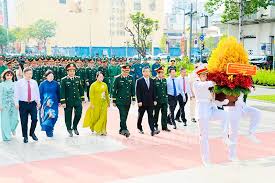 Lễ báo công dâng Bác, nhân dịp lực lượng vũ trang TPHCM đón nhận danh hiệu  Anh hùng Lực lượng vũ trang nhân dân