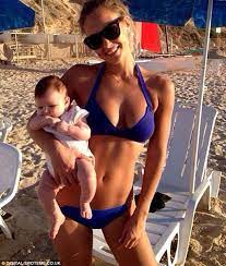 Supermodel Bar Refaeli shows off her amazing abs in bikini while enjoying  babysitting duties | Daily Mail Online