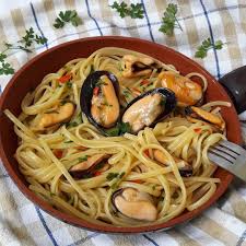 Versarli nella padella con le cozze e fare insaporire per. Tina On Instagram Buon Pranzo Linguine Con Cozze Giganti In Bianco Ricetta Per 2 Persone Procedimento In Una Pentola Con L Olio F