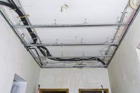 Deckenbekleidungen (direkt befestigt) und unterdecken (abgehängt) knauf deckensysteme bestehen aus einer abgehängten oder direkt befestigten unterkonstruktion, die mit gipsplatten beplankt wird. Die Decke Mit Einer Metall Unterkonstruktion Abhangen