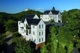 Er­leben sie den histo­rischen charme dieses ein­zig­arti­gen kul­tur­erbes und er­fah­ren sie mehr über luthers be­rühm­te bibel­über­setzung! Hotel Haus Hainstein Eisenach