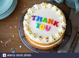Kuchen Mit Bunten Regenbogen Buchstaben Rechtschreibung Danke Stockfotografie Alamy
