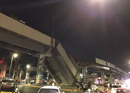 #ultimahora | cae metro en los olivos la noche de este lunes un tren desplomó en la línea 12 del metro, luego de que colapsara una ballena. 8gbfe 3gumgj2m