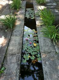 Wasser Im Garten 20 Ideen Fur Gartengestaltung Mit Bachlauf Mit Bildern Wasser Im Garten Wasserbecken Garten Garten Bepflanzen
