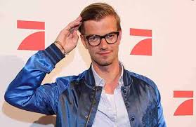 Der bebrillte teil von joko und klaas j oachim cornelius winterscheidt, auch joko gennant, wurde am 13. Anne Sophie Briest Ihre 14 Jahrige Tochter Ist Ein Youtube Star