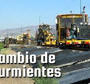 Asi se cambian los durmientes de una via del tren. Maquinaria y hombres  trabajando