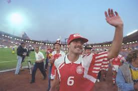 Morten bruun optræder normalt hos discovery, men er ved em kommentator for dr sporten. De Vandt Guld Til Danmark Ved Em I Sverige I 1992 Fodbold Sport