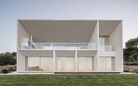 Fachada principal de la casa (diseño: Una Casa Moderna De Hormigon En Menorca