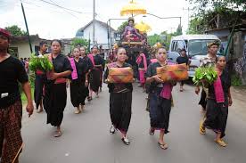 Salah satunya terdapat pada pakaian adat tradisional suku sasak yang dibuat, dipakai serta didukung dan dikembangkan oleh masyarakat sasak. Nyongkolan Prosesi Sakral Ritual Pernikahan Di Lombok