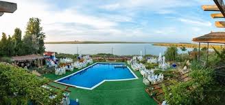 Un meniu ce se poate negocia, şi personal specializat. Foto Casa Cu Stuf De Pe Malul Lacului TÄƒtlÄƒgeac In StaÈ›iunea Profit Ro