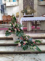 Scarica questo foto gratis su iscrizione di mamma con piccoli fiori bianchi e scopri oltre 8 milioni di foto d'archivio professionali su freepik. Arreglos Florales Large Flower Arrangements Flower Vase Arrangements Flower Arrangements Simple