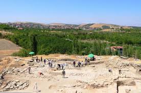 Aslantepe malatya ilinde yer almakta olup, malatya merkez köyleri semtinde bulunan aslantepe malatya merkez ilçesine bağlıdır.aslantepe haritası konumu ise 38° 21' 58.9212'' kuzey ve 38° 20' 38.4216'' doğu gps koordinatlarıdır.aslantepe bağlı olduğu malatya merkez ilçe merkezine 2 kilometre mesafe uzaklıktadır. Arslantepe Hoyugu Nde Kazilar 56 Yildir Devam Ediyor
