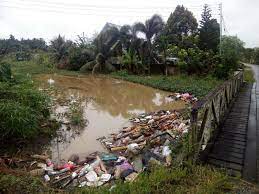 Kerajaan negeri kelantan digesa memberikan perhatian serius terhadap isu pembuangan sampah di sekitar jalan raya di negeri itu. Segera Bersihkan Sampah Sarap Dan Dalamkan Lagi Parit Di Miri Sarawakvoice Com
