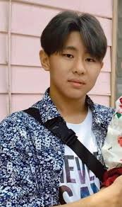 前日疑撞上井盖窟窿的高二生蔡伟杰，送院急救2天后，伤重逝世！  蔡伟杰的亲友于今早9时许，在社交网站面子书上传一则由死者生前照片组成的视频，宣布死者逝世的消息。  有关视频随后获得大批网民观看，网民也纷纷留言促死者一路走好，并希望他安息。 有关车祸于前日清晨6时 ...