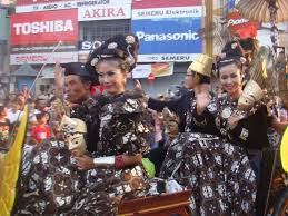 Tenun baron songket, tenun bulu sulam, tenun csm, tenun endek, tenun polosan, tenun blanket motif cumi. Kreasi Baju Dari Kain Jarik Untuk Karnaval Lukisan