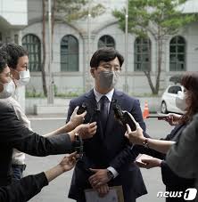 연합뉴스에 따르면 유족 측 변호인 김정환 변호사는 7일 오후 3시께 서울 용산구 국방부 검찰단에 직무유기 등 혐의로 국선변호사 a씨에 대한 고소장을 제출할 예정이다. ì§€ë°©ì„ ê±°