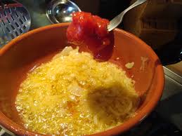 Il merluzzo con battuto di pomodori secchi e cipolla di tropea è un delizioso secondo di pesce che si ispira ai sapori della cucina mediterranea. Merluzzo Con Cipolle E Polenta La Cucina Di Lalla