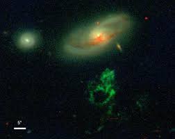 Resultado de imagen de Hanny’s Voorwerp (en holandés), que tiene el tamaño de la Vía Láctea, el Hubble ha descubierto delicados filamentos de gas y un grupo de cúmulos de jóvenes estrellas. El color verde de la nube se debe al oxígeno ionizado.