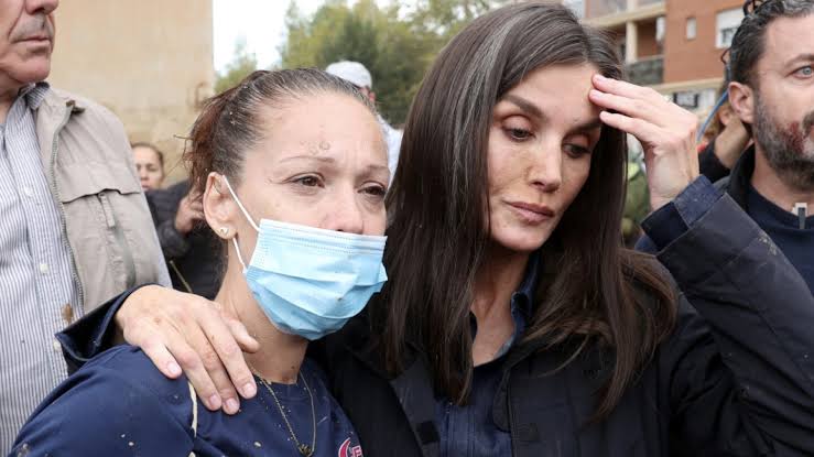 Así fue el momento en el que Letizia Ortiz estalló en lágrimas en medio de  los insultos que recibió en Paiporta