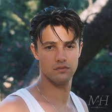 We are means past the 90's hairstyles, this year appears to haunt us with throwbacks style of all the time. Cameron Dallas 90 S Inspired Hairstyle Man For Himself