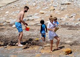 Shakira isabel mebarak ripoll (/ʃəˈkɪərə/; Vn0jeaoibmgbtm
