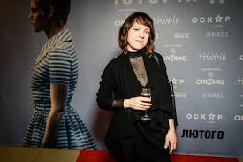 Соломі́я в'ячесла́вівна вітві́цька — українська телеведуча, журналіст, ведуча тсн на телеканалі 1+1. Prem Yera Filmu Proti Vsih Vorogiv Istoriya Dzhin Siberg Chitajte Na Pre Party Com Ua