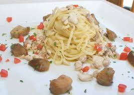 Pasta con salsiccia e pomodorini. Ischia It Tagliolini Con Dadolata Di Ricciola E Funghi Porcini