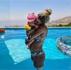 Το πρώτο βίντεο μετά τις φήμες ότι διανύει τον έκτο μήνα της εγκυμοσύνης της ανήρτησε στον προσωπικό της λογαριασμό στο instagram. H Egkyos Basilikh Milloysh Pozarei Agkalia Me Thn Korh Ths