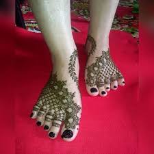 Henna desain dilakukan pada kaki, melibatkan lukisan yang cantik dan rumit dengan pola dan dengan pewarna yang terbuat dari daun henna (pacar). 13 Inspirasi Henna Kaki Yang Menawan Hati Demi Sucinya Pernikahanmu Nanti