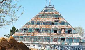 Piramida lui keops a fost construita in anul 2560 î.hr. In Romania ExistÄ O ReplicÄ A Piramidei Lui Keops Secretele Com