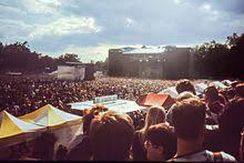 The show was presented by pippo baudo, assisted by serena autieri and claudia gerini. Bizarre Festival Wikipedia