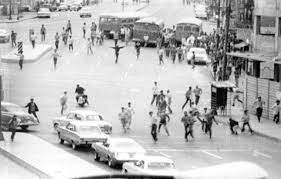El 10 de junio de 1971, un grupo paramilitar mexicano perpetró una masacre en las inmediaciones de la benemérita escuela nacional de maestros en se considera a esa matanza uno de los episodios más violentos de la llamada guerra sucia del gobierno mexicano contra movimientos de oposición. 1971 Ocurre En Mexico La Matanza De Jueves De Corpus O El Halconazo El Siglo De Torreon