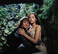 Scena in care personajele interpretate de leonardo si kate se afla la prova vasului titanic a fost votata cel mai romantic moment din istoria iata topul complet al celor mai romantice momente din filme: 5 Scene De Dragoste Din Filme Care Vor RÄƒmane Pentru Totdeauna In Istoria Cinematografiei Antena 1