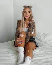 Woman defies bullies who call skin condition 'disgusting' by covering  herself in tattoos - Daily Star