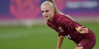 Alisha lehmann (born 21 january 1999) is a swiss professional footballer who plays as a forward for english fa wsl club everton, on loan from west ham united, and the switzerland national football team. Alisha Lehmann Tipps Zur Fernbeziehung Mit Ramona Bachmann