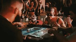 Download / descargar mp3 : Here Are All The Gifs You Need From Bad Bunny And Drake S Mia Video The Fader