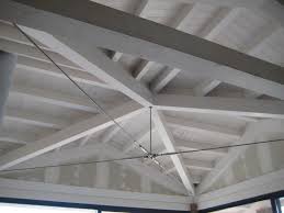 Il legno lamellare non nasce spontaneamente in natura, esso viene costruito dall'uomo, con l'incollaggio di lamelle di legno, tavole con uno spessore di 3cm circa, che può raggiungere i 4cm per manufatti non esposti a condizioni. Tetto Lamellare Bianco Catena Acciaio Dielle Legnami