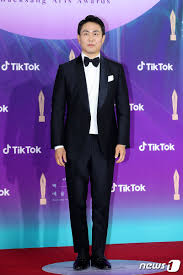 Spread the love around must've been this year's mantra at the 50th annual baeksang awards, where the (somewhat) best of both film and television come to pick up shiny trophies. One Rookie Actor S Adorably Panic Filled Acceptance Speech At The 57th Baeksang Arts Awards Is Cracking Up The Internet Koreaboo