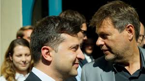 Habeck hockt dabei auf dem boden und betrachtet munitionsreste in dem zerstörten dorf. Westliche Waffenlieferungen An Die Ukraine Ostexperte De