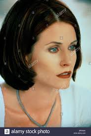 You might know courteney from tv shows and movies such as friends as monica geller, scream franchise as gale weathers or more recently from cougar town as jules cobb. Courteney Cox Scream 2 1997 Stockfotografie Alamy
