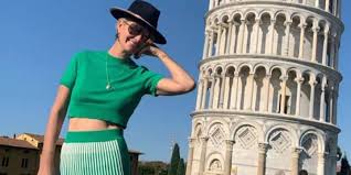 Tatouages et pecs immortalisés par laeticia hallyday, son amour. Laeticia Hallyday Devoile Son Tatouage Avec Son Cheri Jalil Lespert Mce Tv