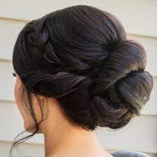 Dutt Frisur Idee Dame Mit Hochsteckfrisur Grosser Zopf Schwarze Haare Frisur Hochgesteckt Hochsteckfrisur Dutt Frisur