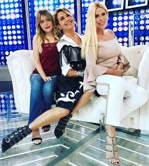 Nel corso dell'intervista a domenica in, mara venier ha trasmesso un filmato riguardante i momenti più importanti della vita del cantante e un breve tributo a mamma jolanda , scomparsa qualche mese fa. Loredana Lecciso Con La Figlia Jasmine A Domenica Live Ho Rischiato Di Perderla Gossip It