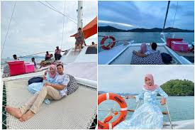 Tantang diri anda bersama teman atau keluarga dengan beragam kegiatan air seperti parasailing, wahana banana boat. Sunset Cruise Aktiviti Romantik Wajib Try Kalau Berbulan Madu Di Langkawi Siap Dinner Atas Kapal Tau Libur