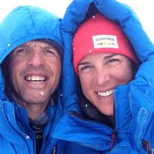 Simone moro e tamara lunger nel labirinto di crepacci e seracchi sopra il campo base del gasherbrum fotografia di e' la prima salita invernale del 14a montagna per altezza della terra. Manaslu La Prossima Spedizione Invernale Di Simone Moro Alex Txikon E Inaki Alvarez