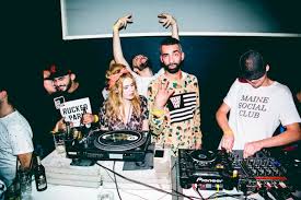 Female wedding dj | introducing our electrifying female wedding dj laura who will spin the hottest hits and remixes to make your wedding party a night to remember. Laura Boser Autor Auf Motor De