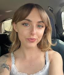 Art student seeks roommate in Long Beach