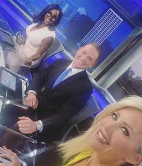 Storms overnight-Bright & sunny & hot week ahead! 🌩 to ☀️ #4daysleft  Jennifer Jordan Matt Wright