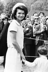 Check out this biography to know about her childhood, family life. Jackie Kennedy Onassis Starportrat News Bilder Gala De