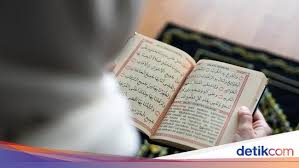 Selama ini terdapat tiga pendapat mengenai cara. Surat Al Alaq Ayat 1 5 Lengkap Dengan Arab Latin Dan Terjemahannya